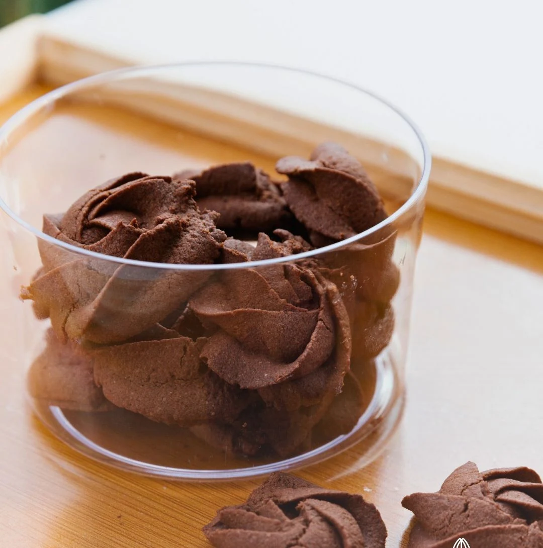 Doce de chocolate da AMAY servido em taça, ao lado de biscoitos